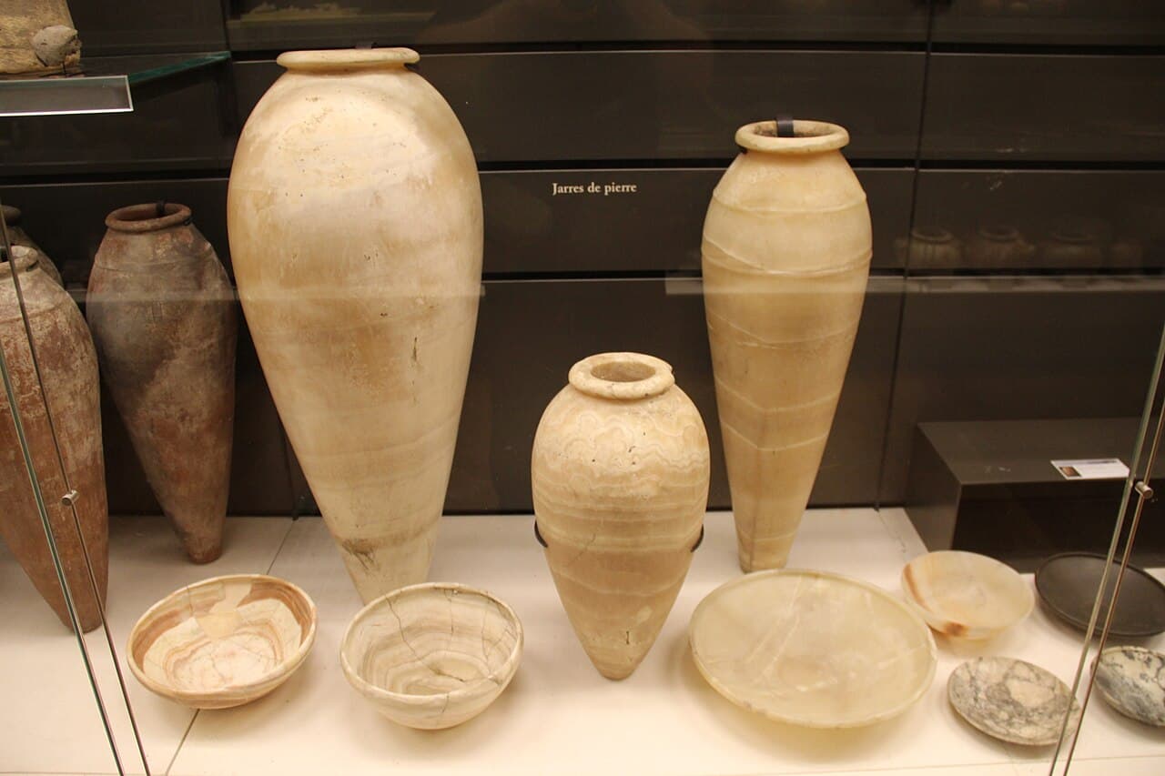 Vases égyptiens en pierre dure